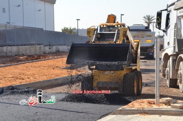 كفرقاسم : الرئيس عادل بدير يشرف على المراحل الاخيرة من تعبيد شوارع المنطقة الصناعية قلب البلاد